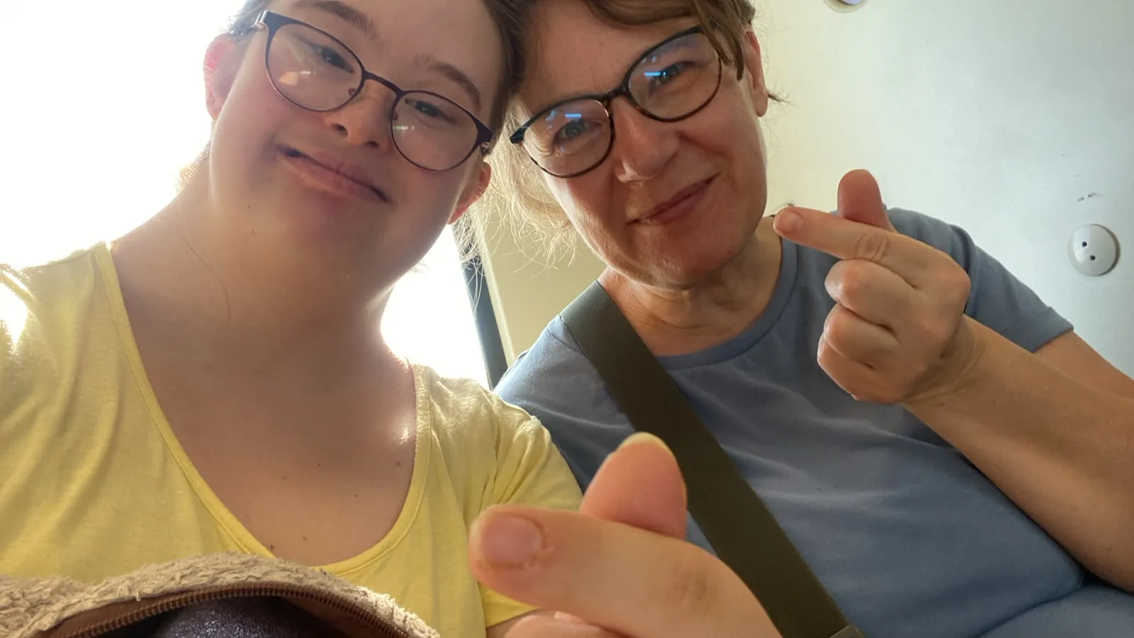 Marie und ihre Reisebegleitung lächeln gemeinsam in die Kamera